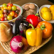 生産者から直送される季節の野菜をはじめ、イタリア産の生ハム、北海道産のモッツァレラチーズなど、店主が選りすぐった食材がたくさん。なかでも珍しい原木椎茸は、その風味の奥深さが料理の味を引き締めます。