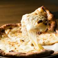 イタリア産モッツァレラ、イタリア産ゴルゴンゾーラ、水牛のリコッタチーズ、パルミジャーノを使った4種のチーズピッツァ。生地はもちもちの食感が特徴です。