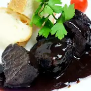 国産牛のほほ肉を上質の赤ワインでじっくりと2～３時間かけてちょうどよい食感まで煮込んでいきます。