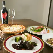 アニバーサリーコースにはケーキと小さな花が添えられます。メッセージのある人はあらかじめ連絡を。