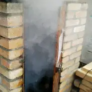 店頭には燻製用の手づくり窯。味のある雰囲気も魅力のひとつです。