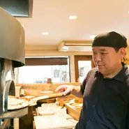 お客さまの気持ちになり、その思いを最優先した接客を心がけています。そのためには、つかず離れず、常に雰囲気に気を配ることが大切。適度な距離感を保ちながら、居心地のよさを感じてもらいたいと思っています。