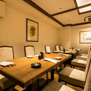 木の温かみ溢れる空間の中、お店自慢のステーキを満喫