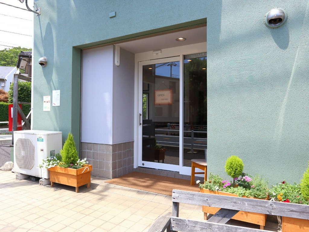 町の風景と一体化した「看板のない外観」