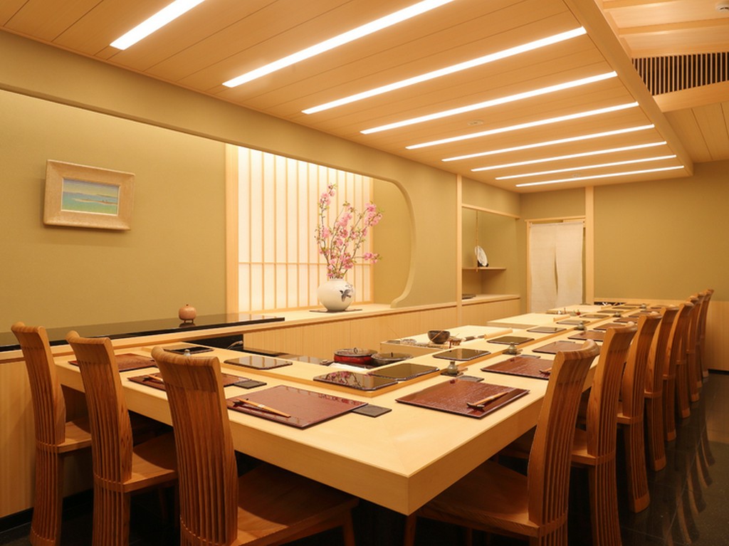 美しい所作から生み出される艶やかな鮨は、最高のおもてなし