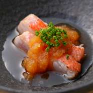 銚子産の金目鯛を炙った『銚子の金目鯛 焼霜ポン酢』。油がのった金目鯛を爽やかな香りの自家製ポン酢で提供しています。
