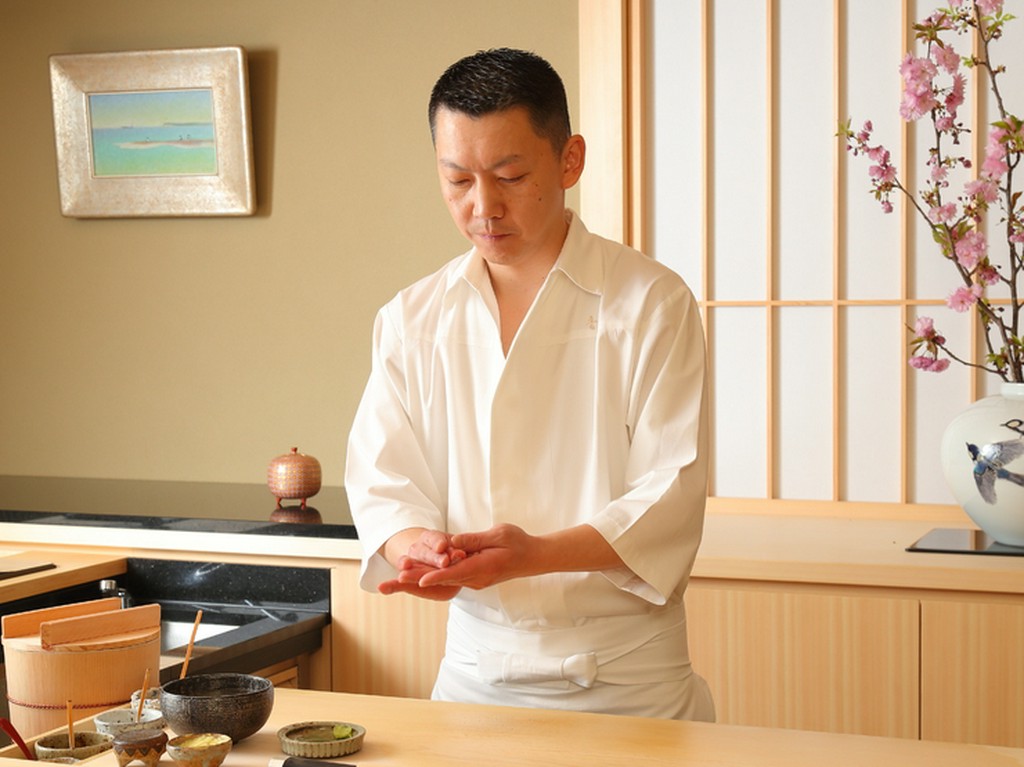 「鮨だけでなく酒も楽しんでもらいたい」とつまみも充実