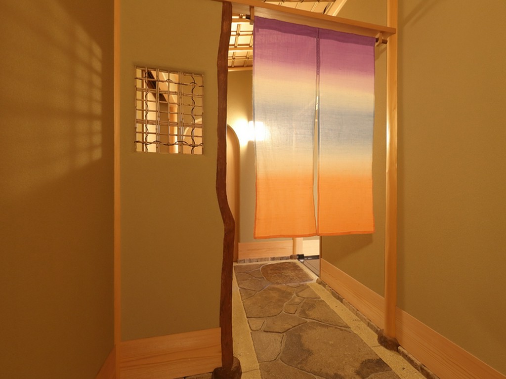 季節ごとに変わる暖簾から、四季のうつろいを感じてください