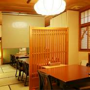 2階には個室4室、半個室4室。うち1部屋は掘りごたつ式になっています。2名から利用でき、襖を開放すると最大20名まで利用可能。和の風格漂う個室空間は、接待や結納、顔合わせなどに最適です。