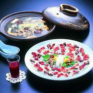 お店の自慢料理、すっぽんはコラーゲンたっぷりで女性にオススメです。コクがありつつ、さっぱりとした味わい。活皿、刺身、鍋、雑炊などフルコースで楽しめます。