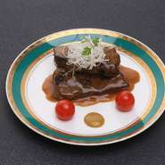 じっくり煮込んで柔らかくした牛たんを香ばしくソテーした魅惑の一皿。生クリーム、カツオと昆布だし、しょうゆを使った特製のしょうゆクリームソースが、旨みをより一層引き立てています。