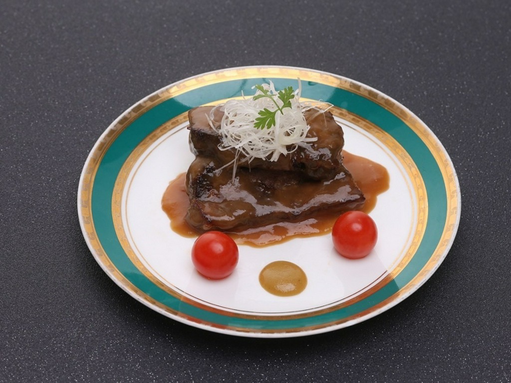 ソースが決め手、三段仕込みの逸品『牛たん柔らかステーキ』