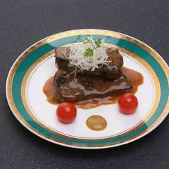 ソースが決め手、三段仕込みの逸品『牛たん柔らかステーキ』