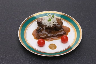 ソースが決め手、三段仕込みの逸品『牛たん柔らかステーキ』