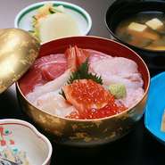 玉子焼、小鉢、漬物、みそ汁　本鮪ほか
海鮮丼は市場の仕入れ状況により、内容が変更になる場合がございます