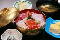 玉子焼、小鉢、漬物、みそ汁　本鮪ほか
海鮮丼は市場の仕入れ状況により、内容が変更になる場合がございます