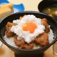 青森県産の五穀味鶏と養鶏場直送の新鮮な特殊卵を使った贅沢な丼です。白身はふわふわのメレンゲ仕立てで、独特の食感がたまりません。玉子焼、小鉢、漬物、みそ汁付き