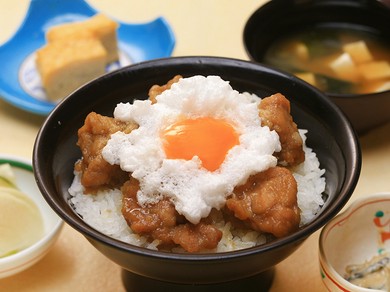 新鮮卵と五穀味鶏が織りなす、贅沢な一杯『とり玉丼（五穀味鶏）』