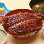 玉子焼、小鉢、漬物、みそ汁