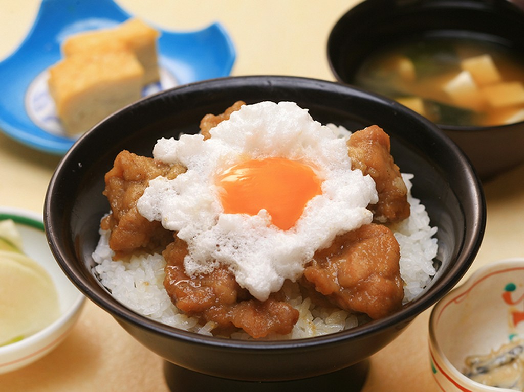 新鮮卵と五穀味鶏が織りなす、贅沢な一杯『とり玉丼（五穀味鶏）』