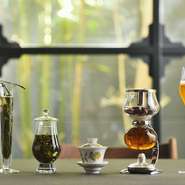 コース料理に、台湾茶から国産まで全12種のお茶を合せます。『東方美人茶スパークリング』(写真右)は、水出しにしたお茶に炭酸を加え、シャンパングラスで提供。飲んだ後も香りの余韻が長く続きます。
