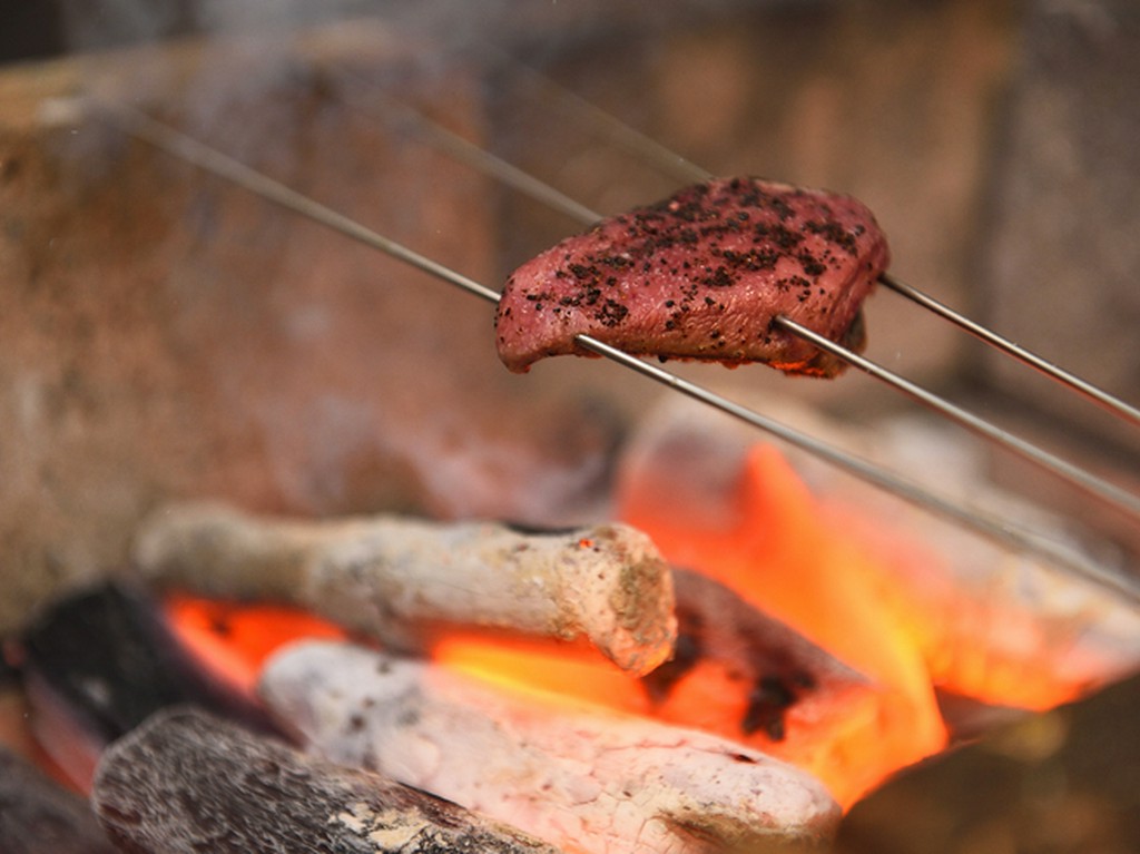 食材に合わせて使い分ける炭火焼