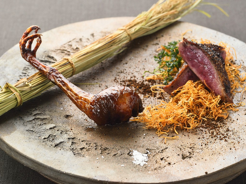 和と中華の技法を一皿に『小鳩：胸肉 台湾香辛料≪馬告≫焼き／腿肉 五香脆皮仕立て』