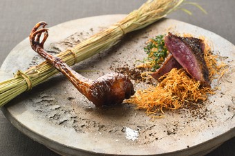 和と中華の技法を一皿に『小鳩：胸肉 台湾香辛料≪馬告≫焼き／腿肉 五香脆皮仕立て』