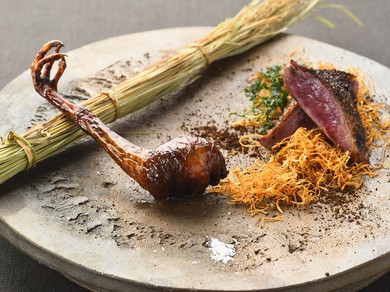 和と中華の技法を一皿に『小鳩：胸肉 台湾香辛料≪馬告≫焼き／腿肉 五香脆皮仕立て』