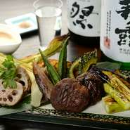 カウンター前には、その日に仕入れた新鮮な旬の京野菜が並べられています。採れたての瑞々しい味を楽しみたいなら、『焼き野菜盛り合わせ』がおすすめ。料理人が丁寧にジューシーに焼き上げます。