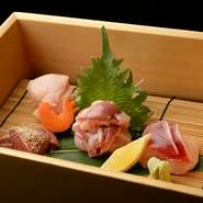 歯ごたえがあって、強い旨味が特徴の「七谷赤地鶏」。その新鮮な希少部位を選んだ刺し身の盛り合わせです。まずはそのまま食べて、次にゆずや塩にサッとつけて、シンプルに各部位を食べ比べてみましょう。