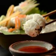 味覚でも京都を思う存分楽しんでいただくために、京都各地から取り寄せる新鮮な旬の野菜・魚介類・鶏肉・豚肉などをあらゆる料理にふんだんに使用しています。京都らしい色彩、風味を楽しんでください。