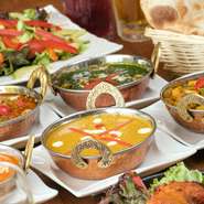 料理のレシピは「どんな宗教の方も、好みの方も食べられるカレーを作る」という想いで店主が独自で考案。炭火の窯で焼かれた中は”もちもち”外は”パリッ”とした食感の特大『ナン』とともに楽しめます。