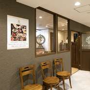 「お客様との1つ1つの会話を大切にしている」と語る店主のグプタさん。「店長の顔を見に来たよ！」なんて訪れる常連客も多いんだとか。リゾートのような落ち着きのある店内で、人との交流を楽しむのも良さそうです。