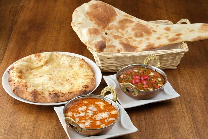カシューナッツとバターの、甘く香ばしい豊かなコクを味わう『バターチキンカレー』（写真左）