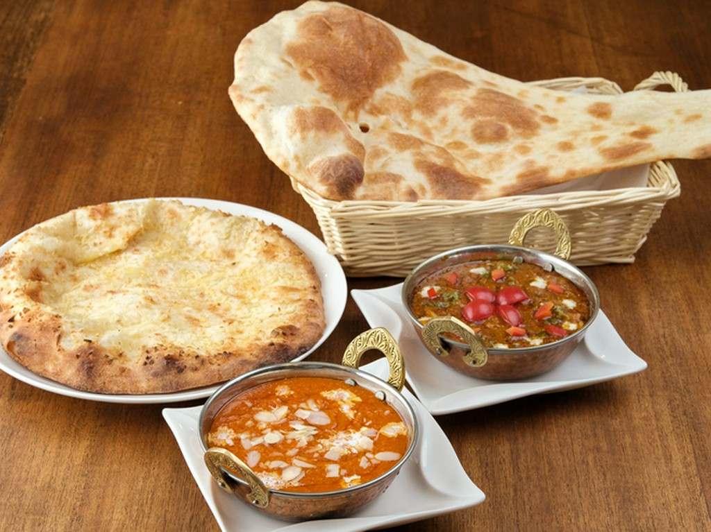 カシューナッツとバターの、甘く香ばしい豊かなコクを味わう『バターチキンカレー』（写真左）
