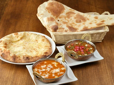 カシューナッツとバターの、甘く香ばしい豊かなコクを味わう『バターチキンカレー』（写真左）