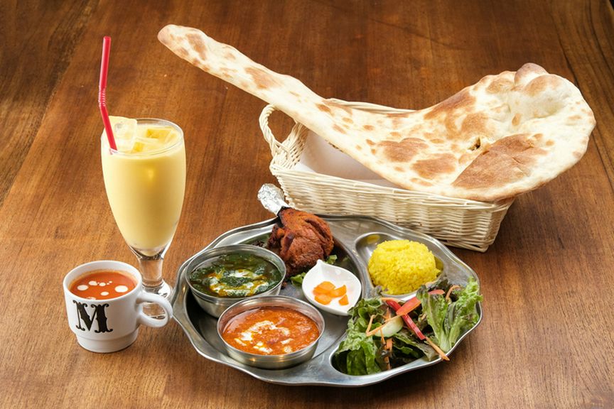 学生やOLにも人気。2種のカレーとタンドリーチキンを味わえる『ランチ　Cセット』