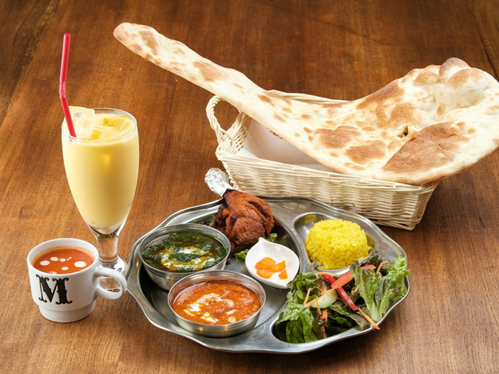 学生やOLにも人気。2種のカレーとタンドリーチキンを味わえる『ランチ　Cセット』