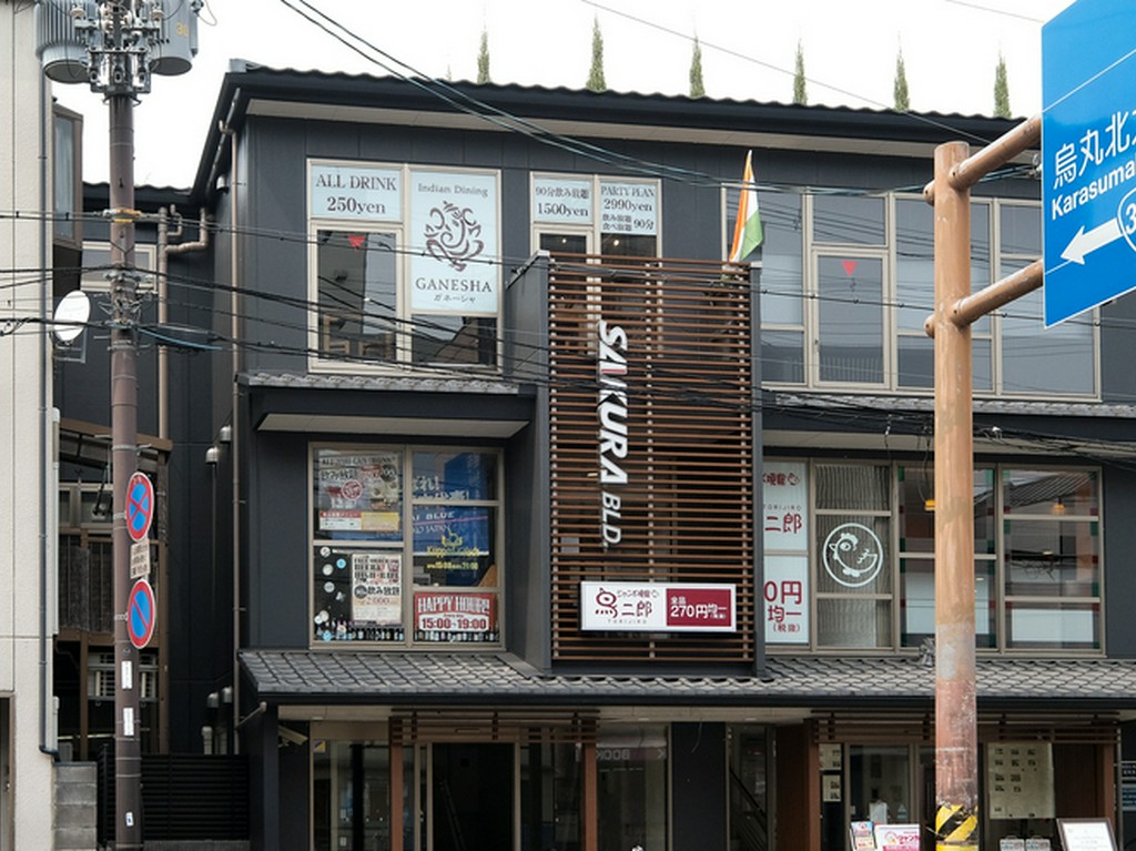 通りに面した明るいお店
