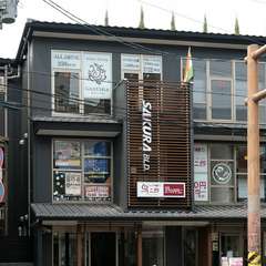 通りに面した明るいお店