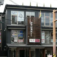 通りに面した明るいお店