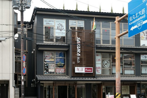 通りに面した明るいお店