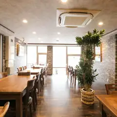 広々とした明るい店内。ファミリーにも最適