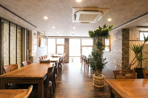 広々とした明るい店内。ファミリーにも最適