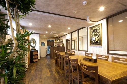 夜は落ち着いたムードに変身