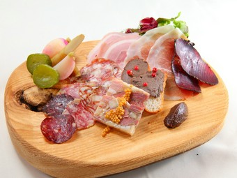 素材本来の純粋な旨みを活かして、シェフが丹精込めてつくりあげる逸品『自家製加工肉』