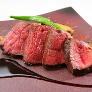 今回は旨みが凝縮された赤身肉のローストで。冬は関西の猟師から仕入れる猪や鹿、シェフ自ら狩猟で獲った鴨などを使用したジビエ料理。四季折々の食材を使用するおまかせコースは、来店時の「おたのしみ」です。
