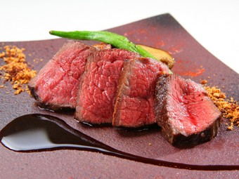 存分な噛みごたえで、赤身肉の濃厚な味わいひろがる『まほろば赤牛のロースト』