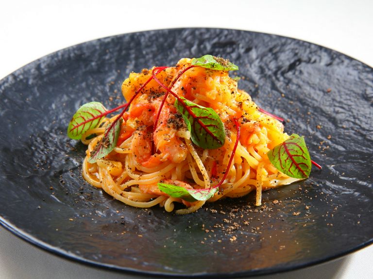 特製ソースと自家製パスタの絡みが思わずやみつき『生パスタスパゲティ ズワイガニと黄トマトのソース』